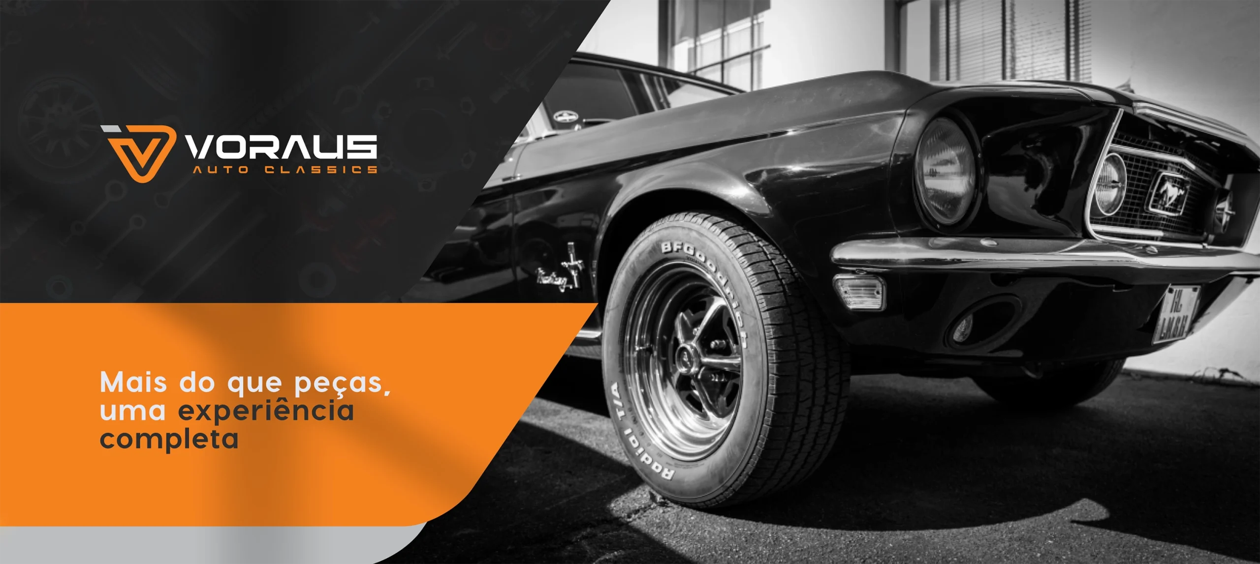 Mustang clássico preto em destaque, simbolizando a experiência completa da Voraus Auto Classics no setor automotivo.