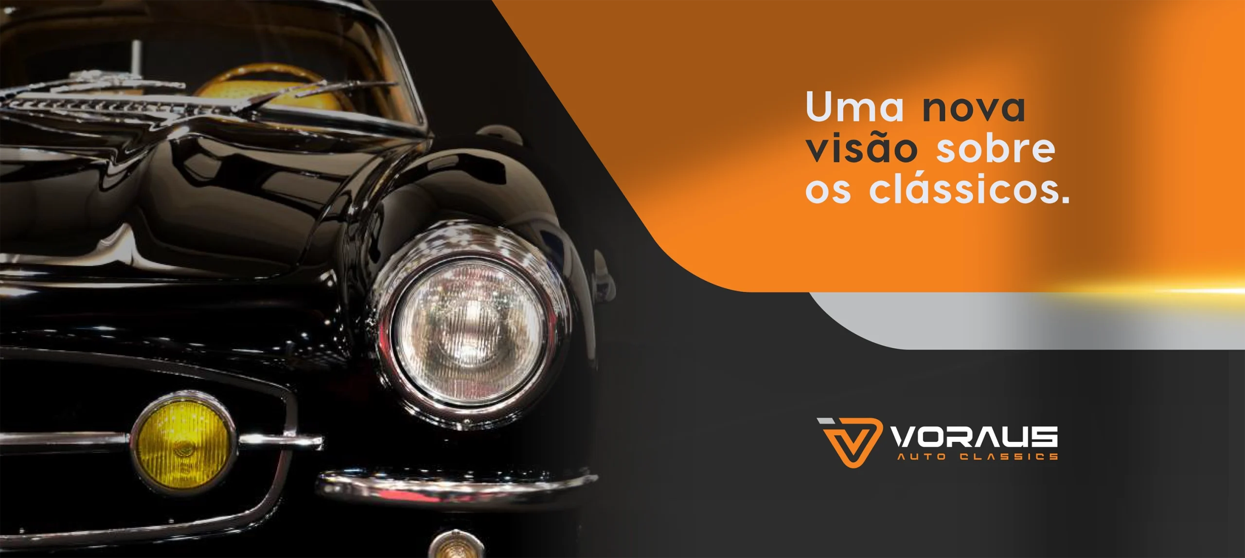 Carro clássico preto com faróis acesos, destacando a elegância e originalidade da Voraus Auto Classics.
