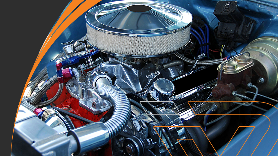 Motor de alto desempenho cromado, destacando a precisão e qualidade das peças importadas pela Voraus Auto Classics.